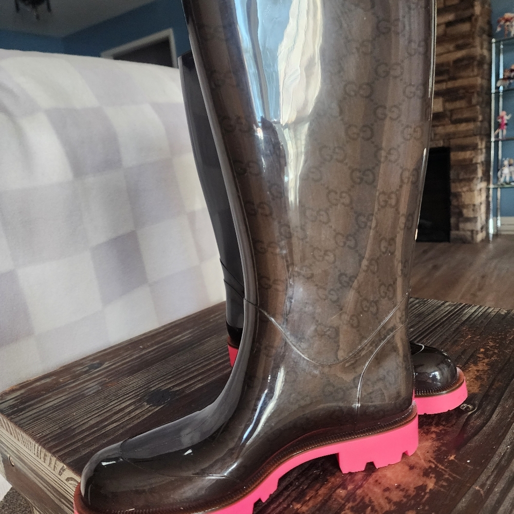 Authentic Gucci Women's Glossy Brown Boots with Pink Soles - Picture 3 of 13
